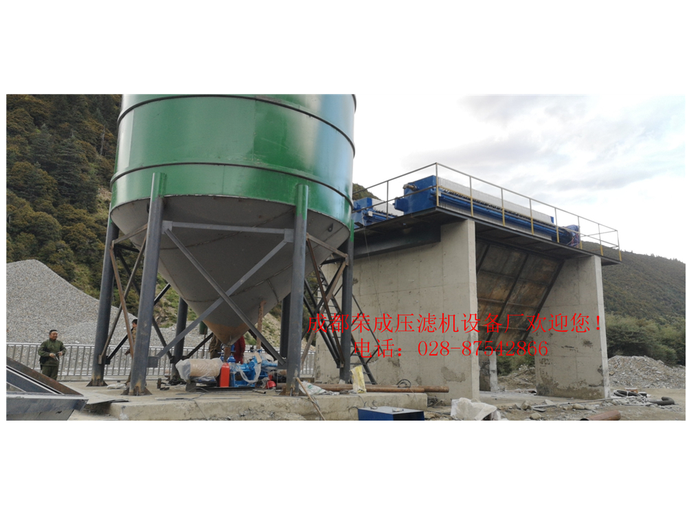 砂石廠250㎡高效塊拉壓濾機(jī)安裝現(xiàn)場.jpg