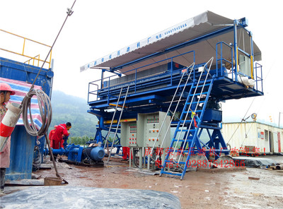 石油鉆井污泥液壓升降頂平臺一體機2